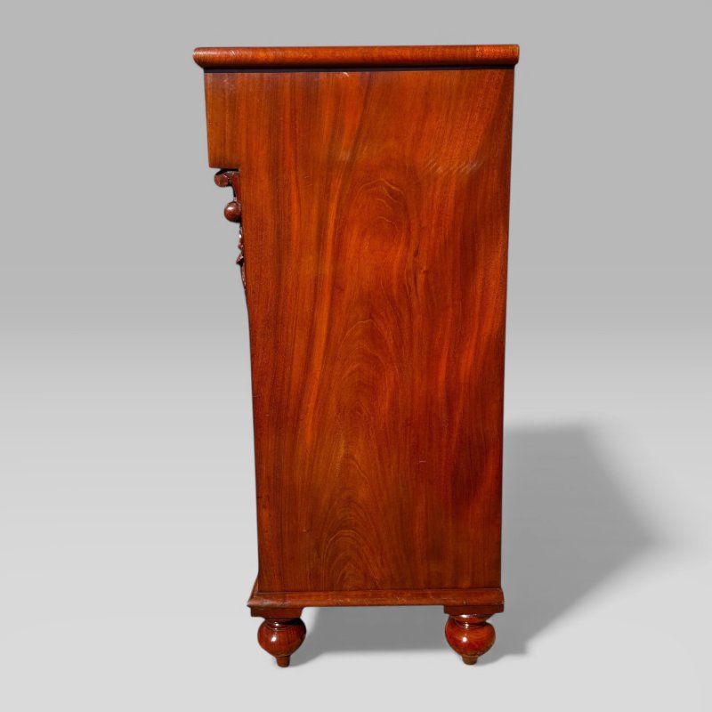 Antique Scottish Victorian Flame Mahogany Chest of Drawers with Wooden Handles - Image 5